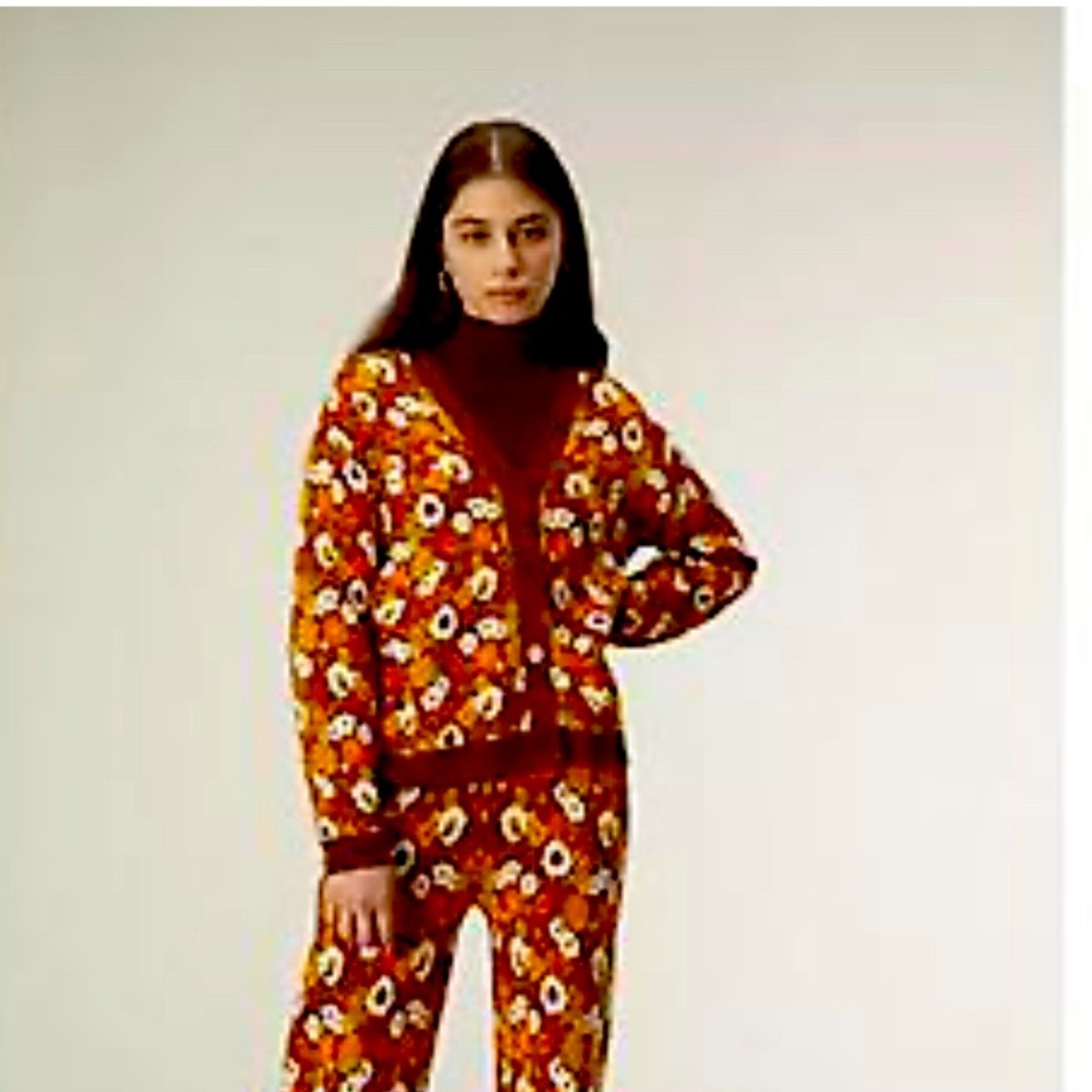 Jacquard knit cardigan with autumn floral print. Front buttons